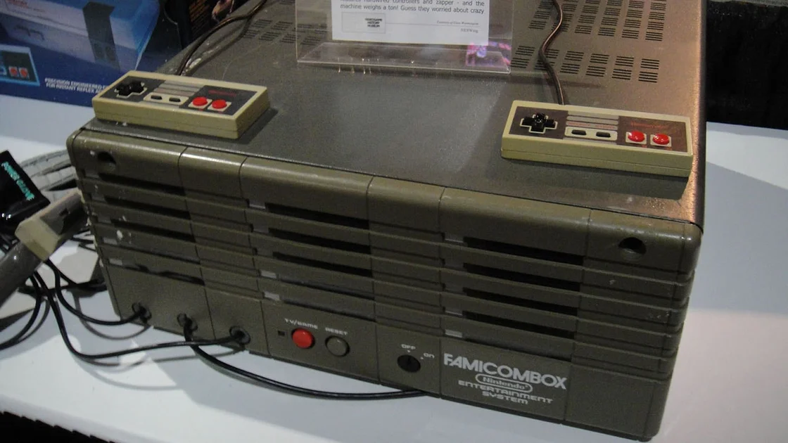 Редкие игровые консоли Nintendo Famicombox найдены в идеальном состоянии в японском отеле любви